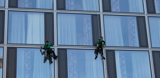 ניקוי חלונות מושלם עם כלי העבודה המושלמים